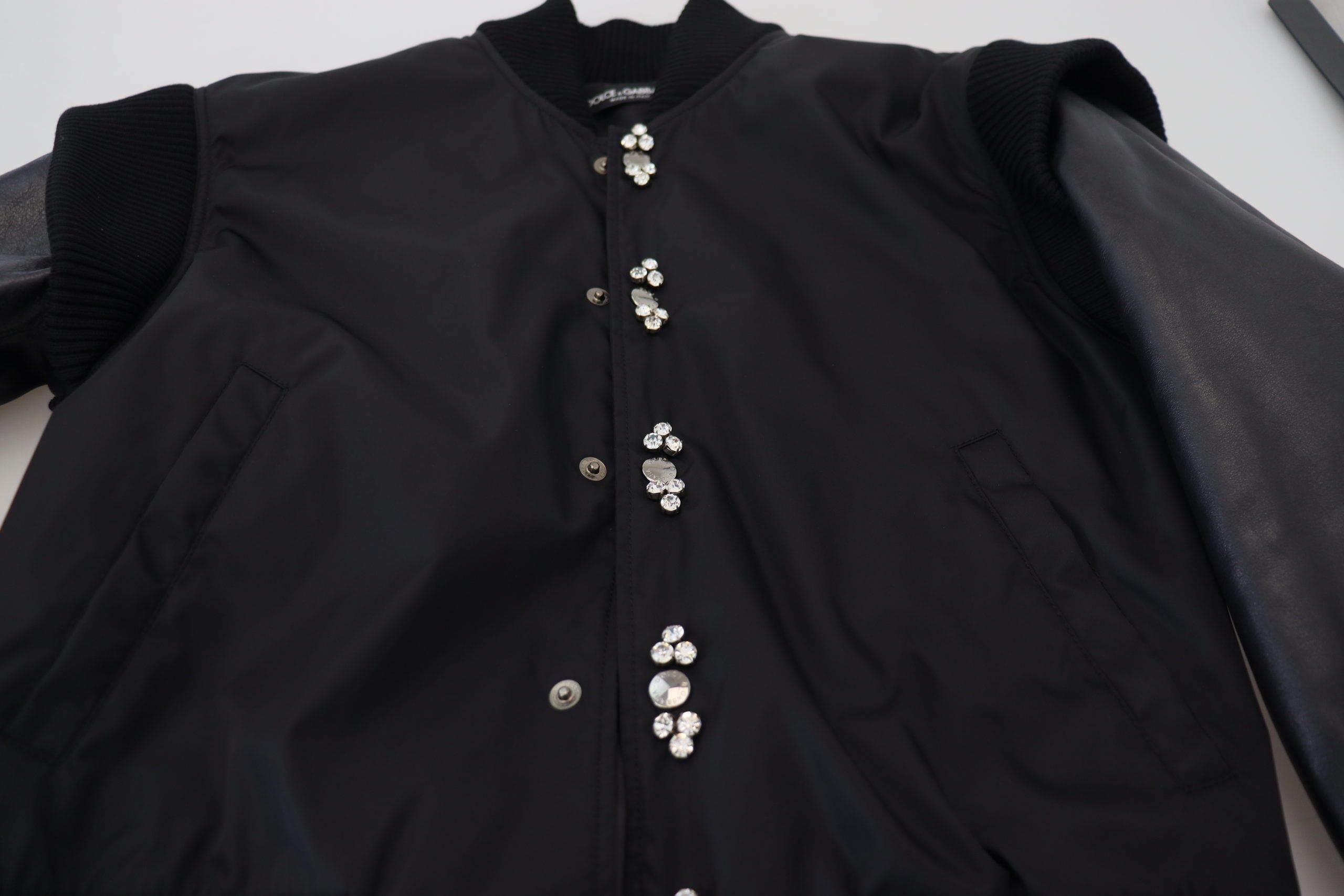 Dolce & Gabbana Elegante chaqueta bomber negra con adornos de cristales